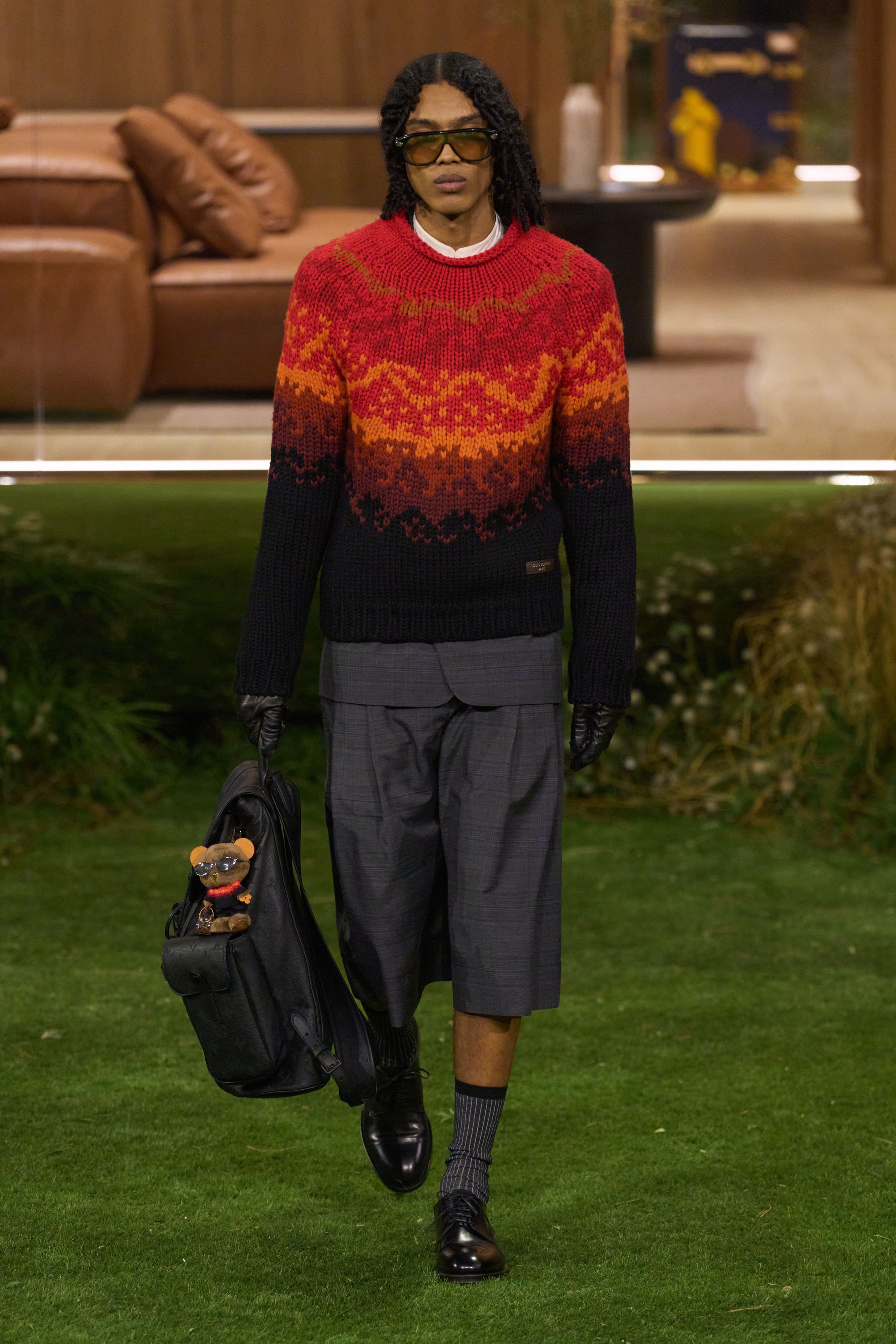 Louis Vuitton 26FW 男装以“当代绅士的旅行状态”为核心，在花园式场景中展开一场关于移动、身份与功能的叙事。功能夹克、细致西装、学院感针织与标志性包袋并行出现，色彩回归卡其、橄榄绿、灰褐与深红，呈现出低调却高度可穿的奢华现实主义。系列强化了“穿着中的生活感”，将品牌传统的旅行基因转译为更克制、更日常的现代衣橱方案-顽石频道趋势研究